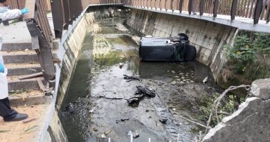 Kırmızı ışıkta beklerken yanlışlıkla gaza basıp motosikletliye çarptı