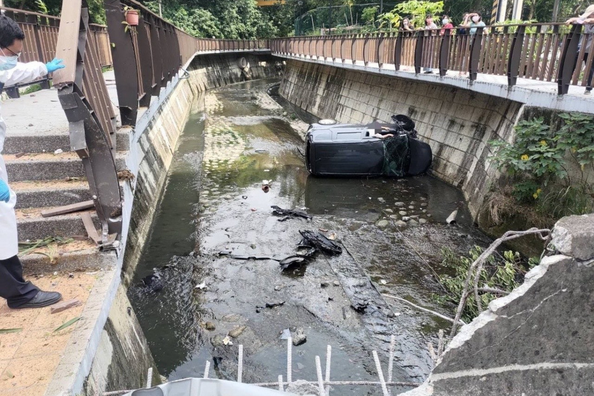 Kırmızı ışıkta beklerken yanlışlıkla gaza basıp motosikletliye çarptı