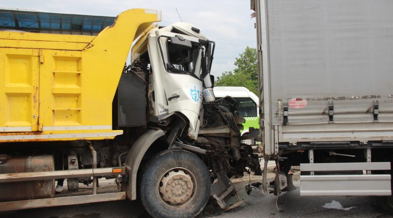 Kocaeli'de 3 araç birbirine girdi: 4 yaralı