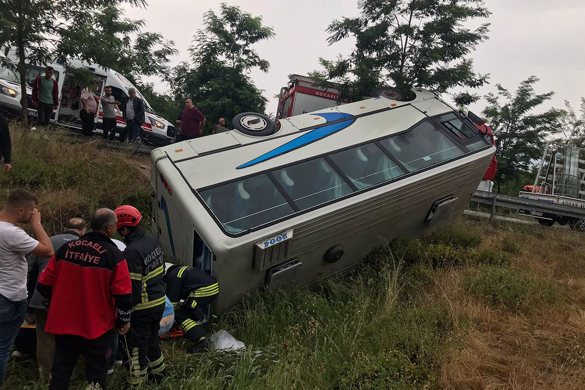 Kocaeli'de otobüs şarampole yuvarlandı: Çok sayıda yaralı var