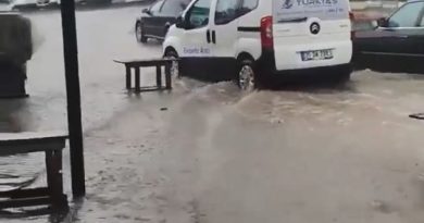 Kocaeli'de sağanak aniden bastırdı, caddelerde su birikintileri oluştu