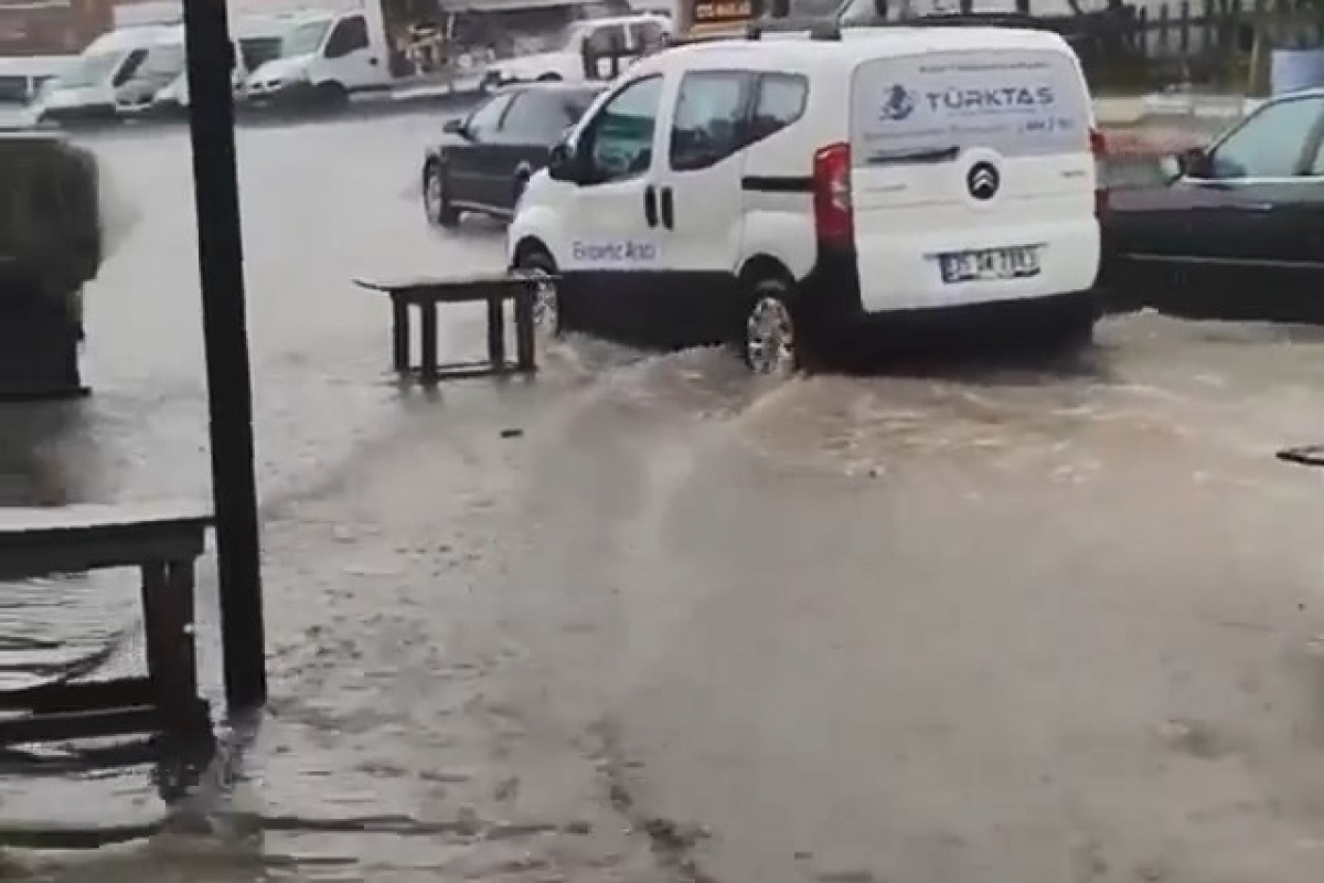 Kocaeli'de sağanak aniden bastırdı, caddelerde su birikintileri oluştu