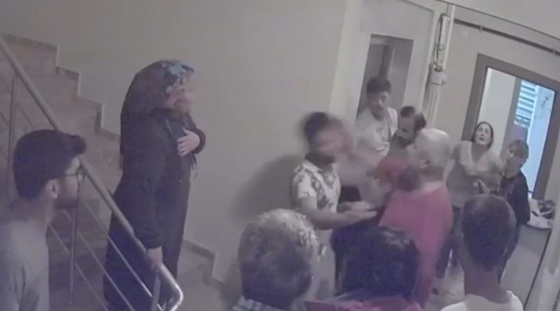 Komşu kavgasını ayırayım derken başına gelmeyen kalmadı