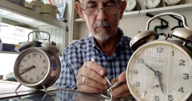 Komşusu çırak olarak verdi, 55 yıldır kurmalı saat tamir ediyor