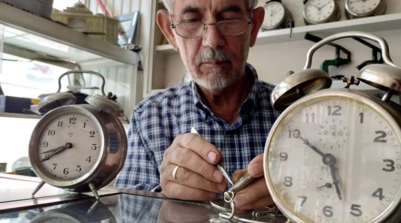 Komşusu çırak olarak verdi, 55 yıldır kurmalı saat tamir ediyor