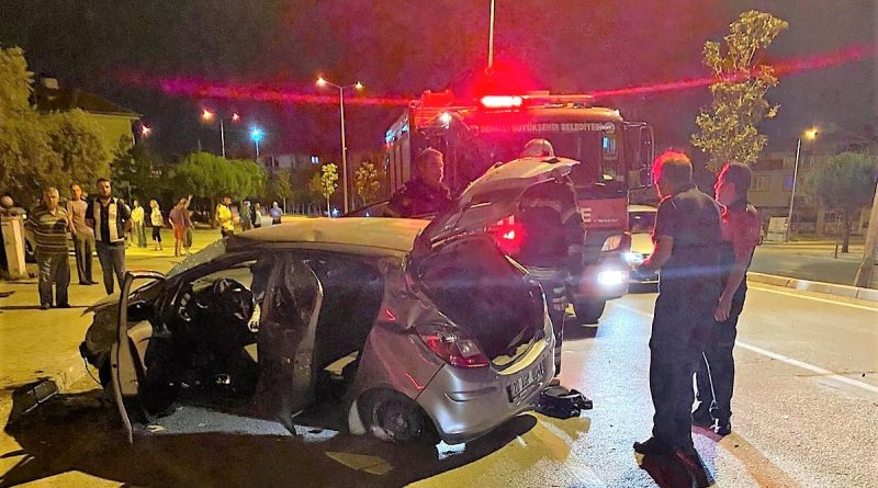 Kontrolden çıkan araç direğe çarpıp takla attı