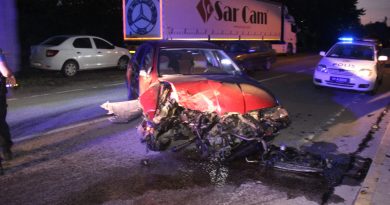 Kontrolden çıkan otomobil ağaca çarptı: 4 yaralı