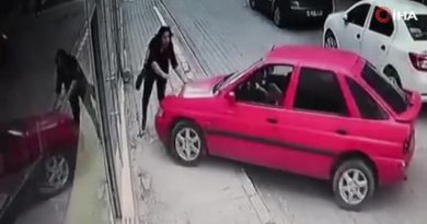 Kontrolden çıkan otomobil kaldırımda yürüyen kadına çarparak vitrine soktu