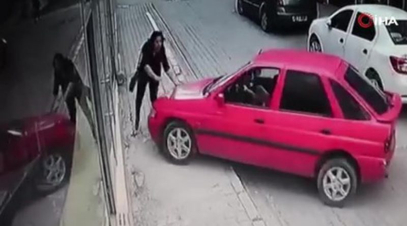 Kontrolden çıkan otomobil kaldırımda yürüyen kadına çarparak vitrine soktu