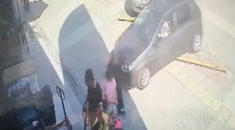 Kontrolden çıkan otomobil markete daldı, 2’si çocuk 5 kişi kazadan kıl payı kurtuldu