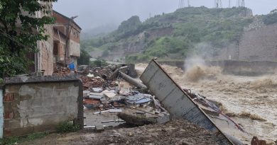 Kozcağız’da 4 katlı bina yıkıldı, mahalle tahliye edildi