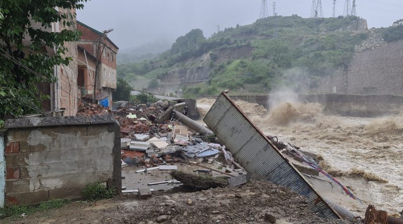 Kozcağız’da 4 katlı bina yıkıldı, mahalle tahliye edildi
