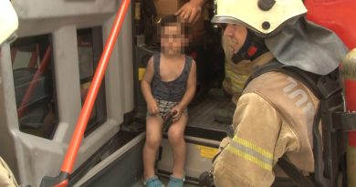 Küçük çocuk çakmakla oynarken yatağı yaktı