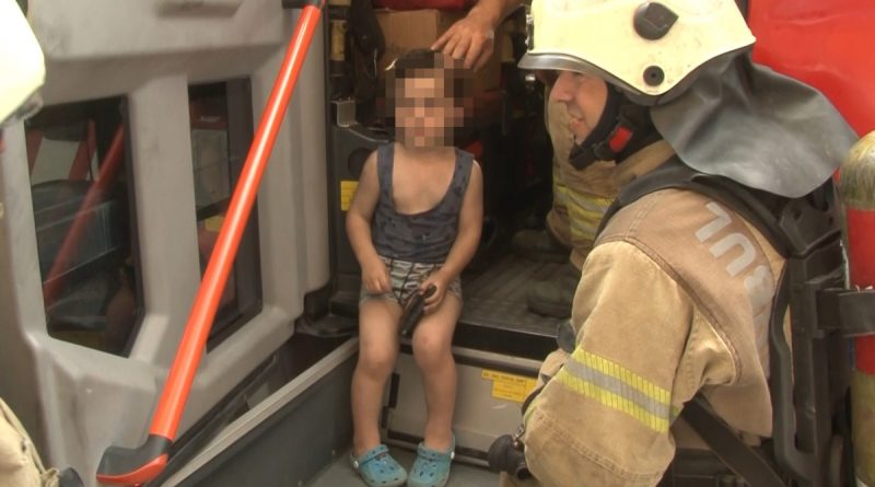 Küçük çocuk çakmakla oynarken yatağı yaktı