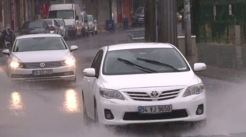 Küçükçekmece’de sağanak yağış etkili oldu