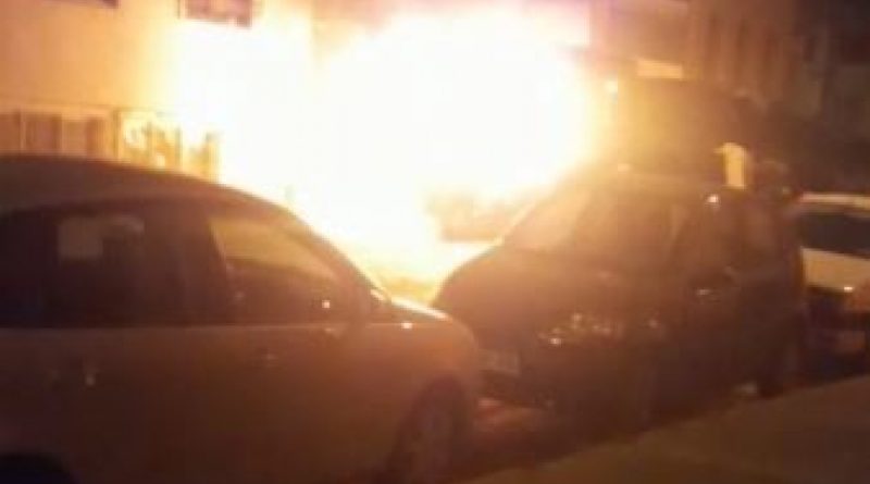 Kundaklanan minibüs alev alev yandı