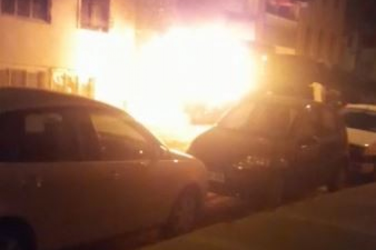 Kundaklanan minibüs alev alev yandı