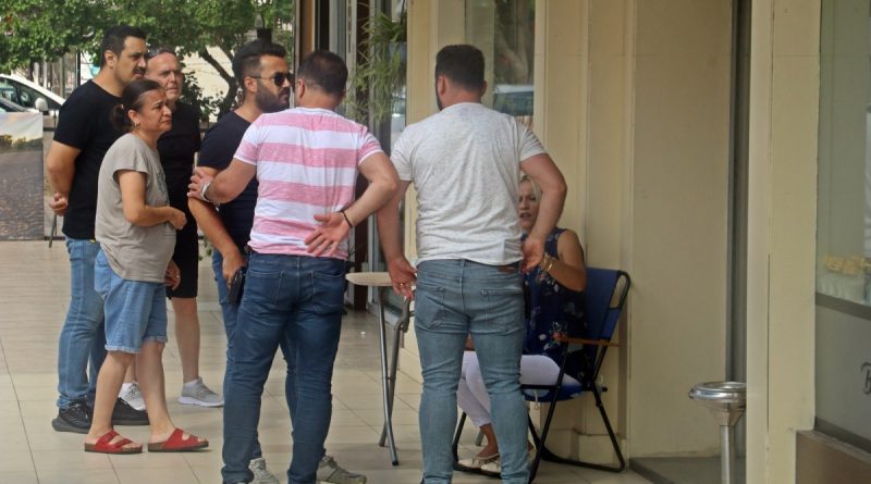 Kuyumcuyu soymak istedi, sert kayaya çarptı