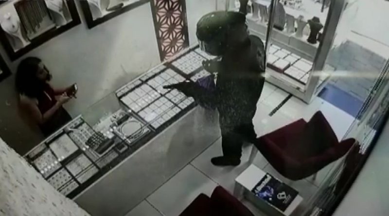 Kuyumcuyu soymaya geldi, korkup kaçtı