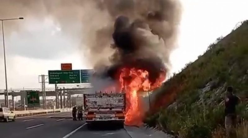 Kuzey Marmara Otoyolu’nda seyir halindeki tır alev alev yandı