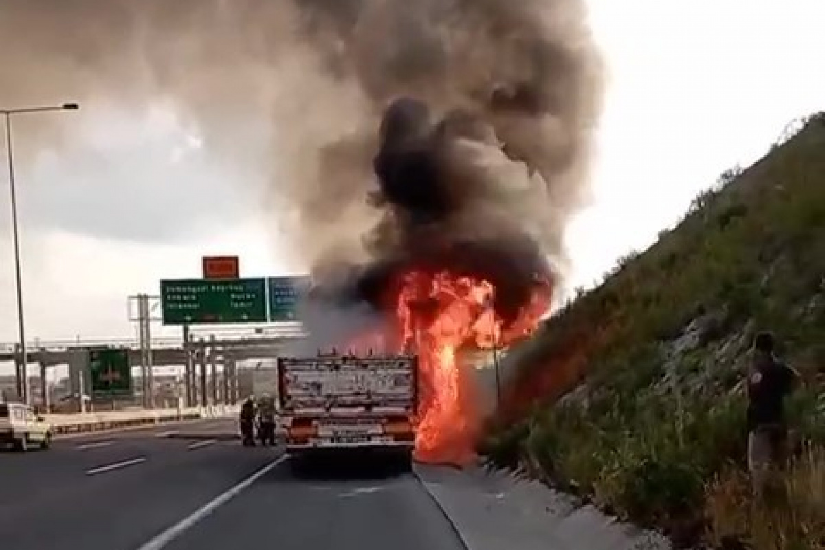 Kuzey Marmara Otoyolu’nda seyir halindeki tır alev alev yandı