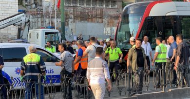 Laleli’de tramvay ile polis aracı kafa kafaya çarpıştı: 3 polis yaralı