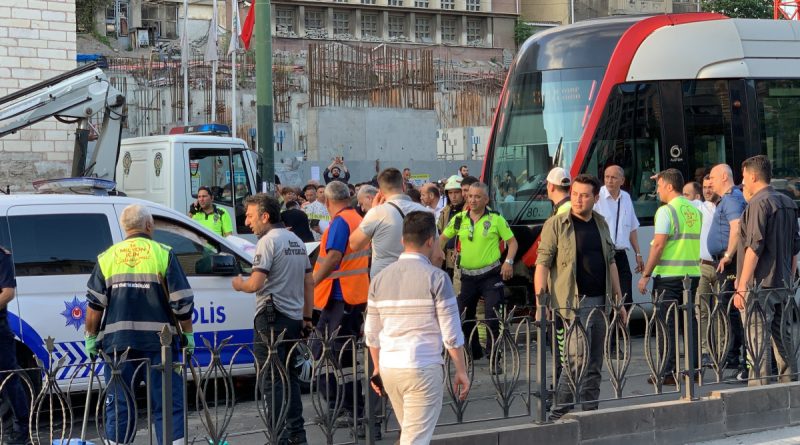 Laleli’de tramvay ile polis aracı kafa kafaya çarpıştı: 3 polis yaralı