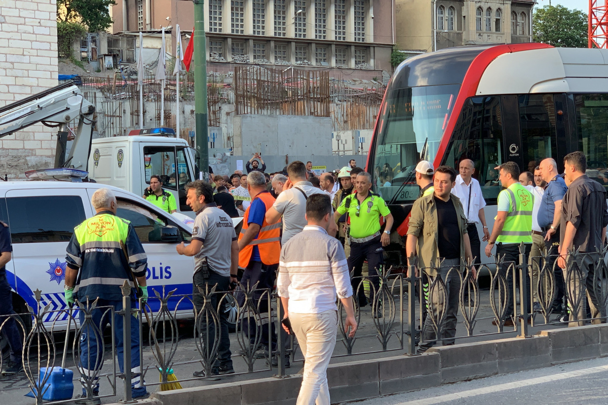 Laleli’de tramvay ile polis aracı kafa kafaya çarpıştı: 3 polis yaralı
