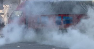 Lastiği tutuşan kamyon alev almadan söndürüldü