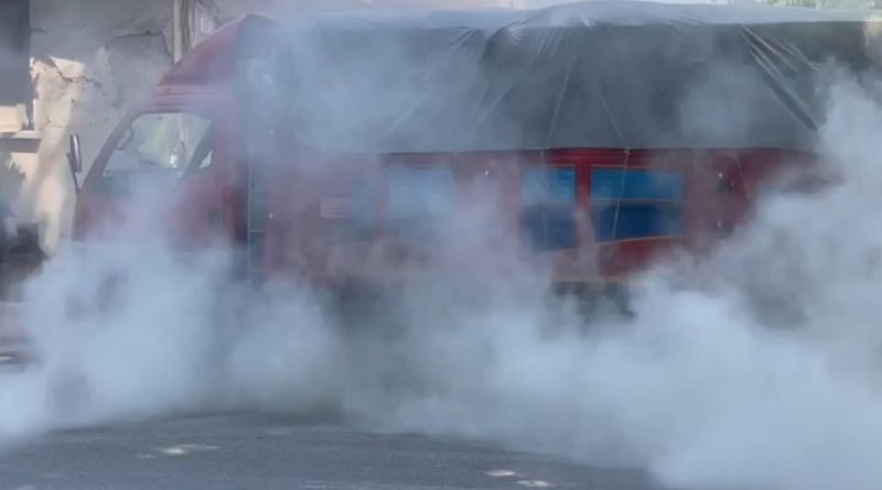 Lastiği tutuşan kamyon alev almadan söndürüldü