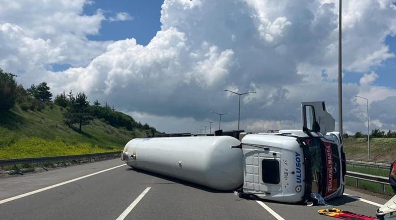 LPG tankeri devrildi, TEM otoyolu kapandı