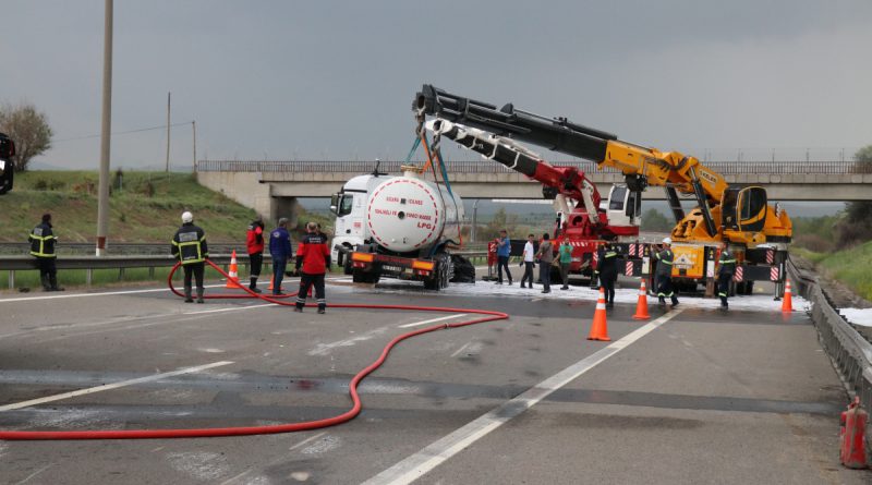 LPG yüklü tankerin devrildiği TEM Otoyolu 4,5 saat sonra trafiğe açıldı