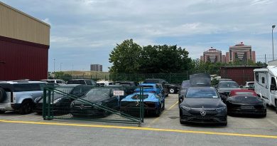 Lüks otomobiller gümrükte eskitiliyor