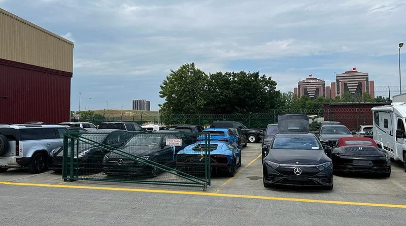 Lüks otomobiller gümrükte eskitiliyor