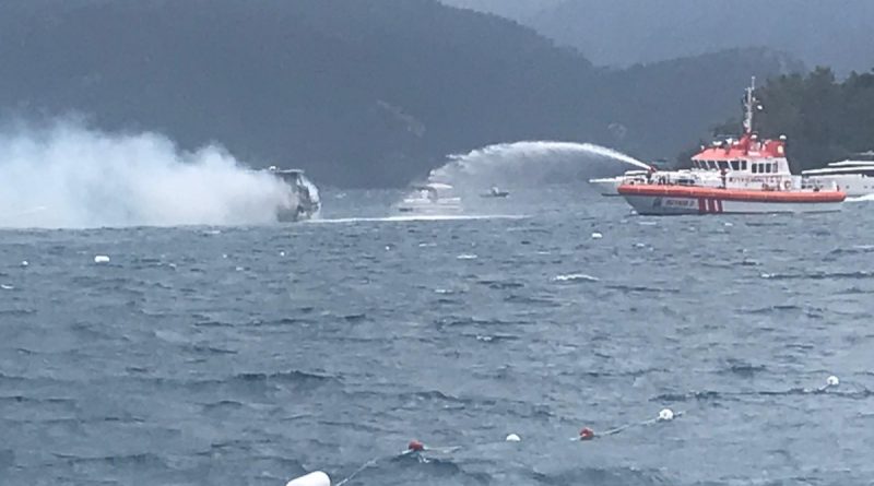 Lüks teknedeki yangın söndürüldü