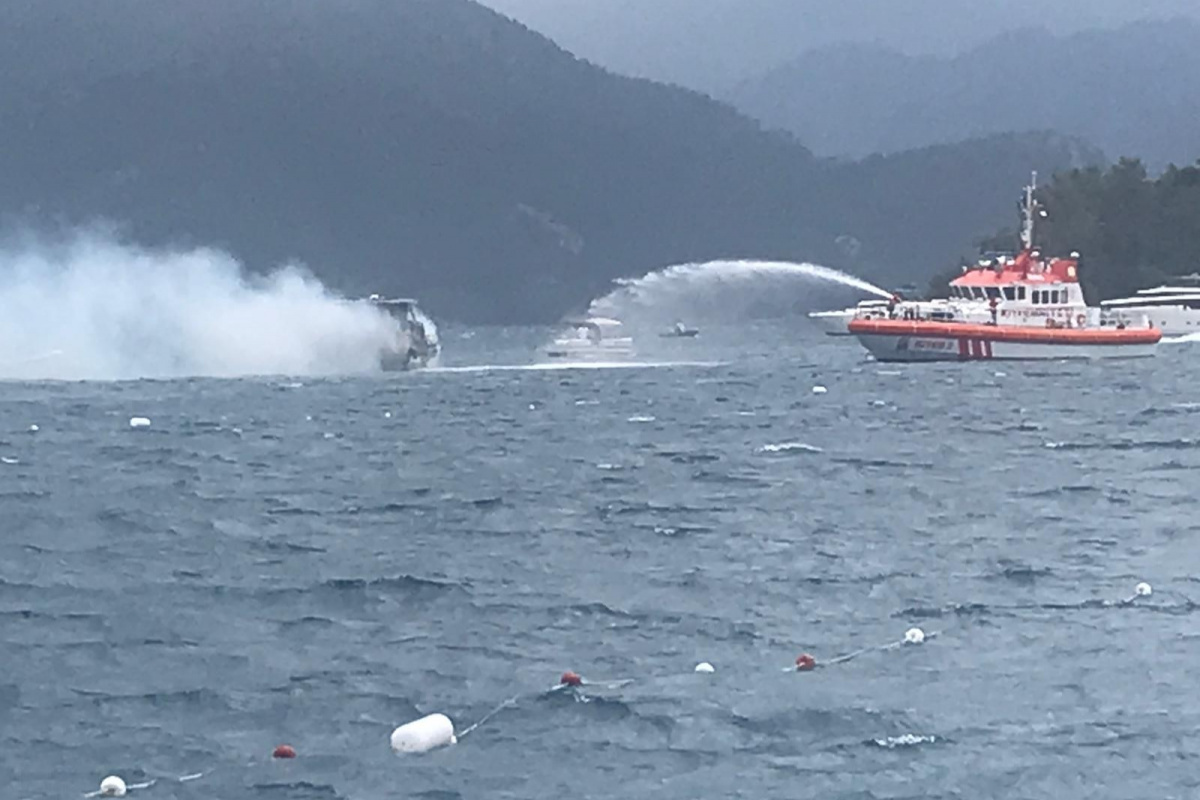 Lüks teknedeki yangın söndürüldü