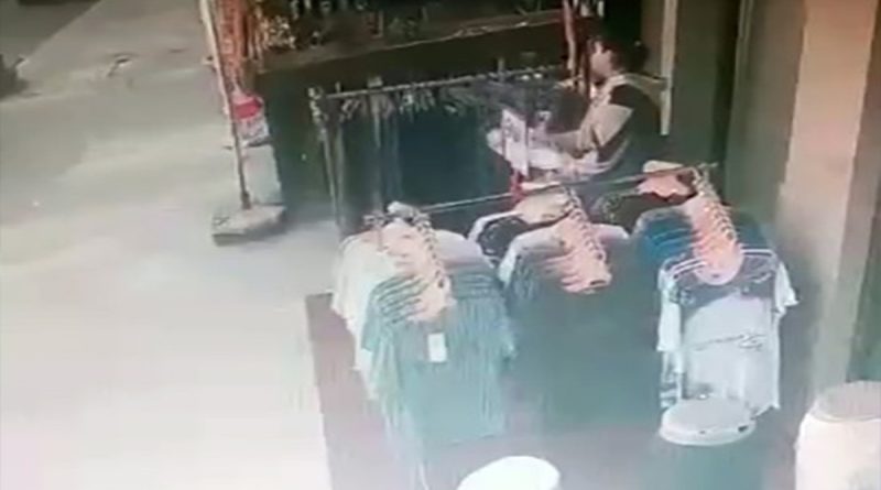 Mağazanın önündeki stanttan önce beğendi sonra çaldı: O anlar kamerada