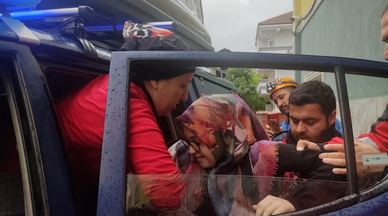Mahsur kalan öğrencileri UMKE ekibi kurtardı