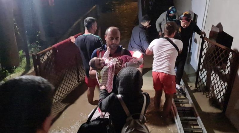 Mahsur kalan vatandaşların yardımına itfaiye yetişti, yavru kediler boğulmaktan son anda kurtarıldı