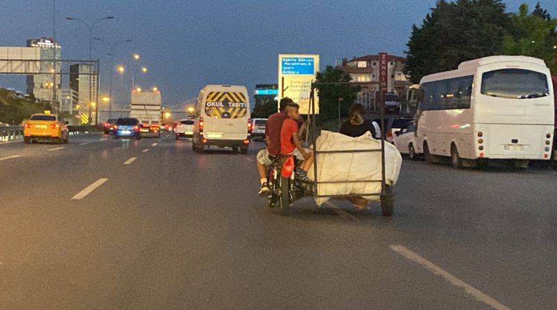 Maltepe D-100 karayolunda tehlikeli yolculuk kamerada