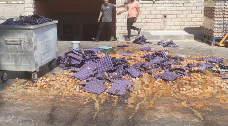 Maltepe’de palet devrildi, binlerce yumurta yola düşüp kırıldı
