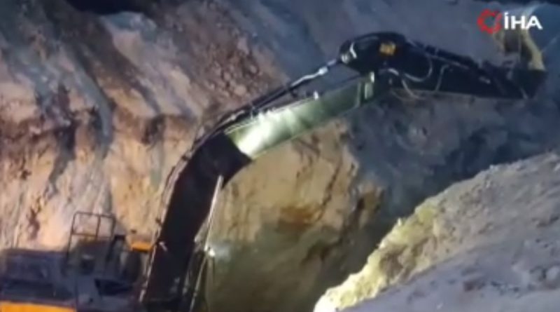 Manisa'daki göçükte bir kişinin cesedi çıkarıldı, bir kişi aranıyor