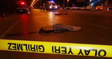Mersin’de motosiklet kamyonun altında kaldı: 2 ölü, 1 ağır yaralı