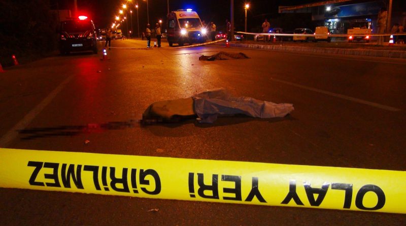 Mersin’de motosiklet kamyonun altında kaldı: 2 ölü, 1 ağır yaralı