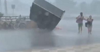 Metal sundurma kapağının, yoldan geçen iki turiste çarptığı anlara ait yeni görüntüler çıktı