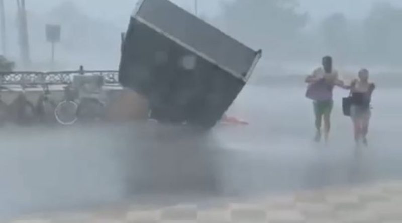 Metal sundurma kapağının, yoldan geçen iki turiste çarptığı anlara ait yeni görüntüler çıktı