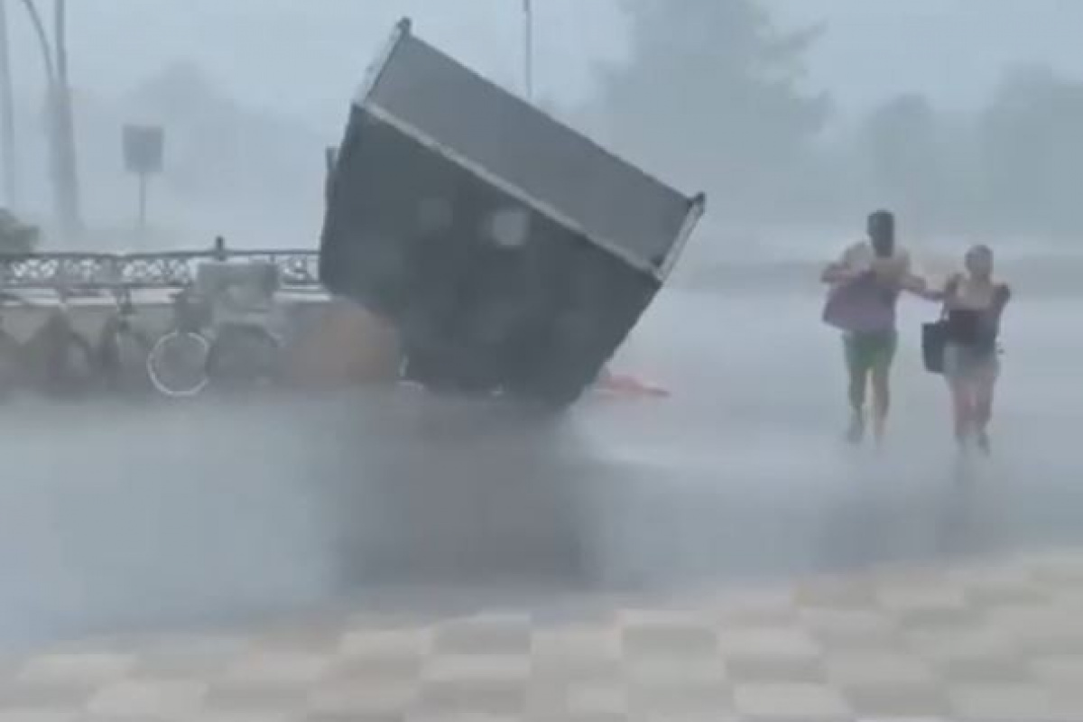 Metal sundurma kapağının, yoldan geçen iki turiste çarptığı anlara ait yeni görüntüler çıktı