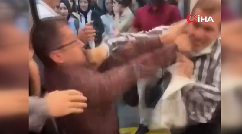 Metro istasyonunda boks ringini aratmayan kavga