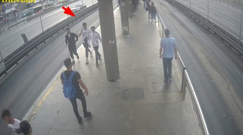 Metrobüsle hırsızlığa gittiler: Şüphelilerden biri kaçarken cüzdanını düşürdü