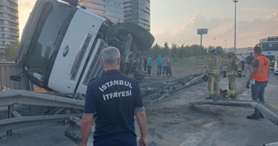 Meyve yüklü kamyon arızalanan İETT otobüsüne çarptı